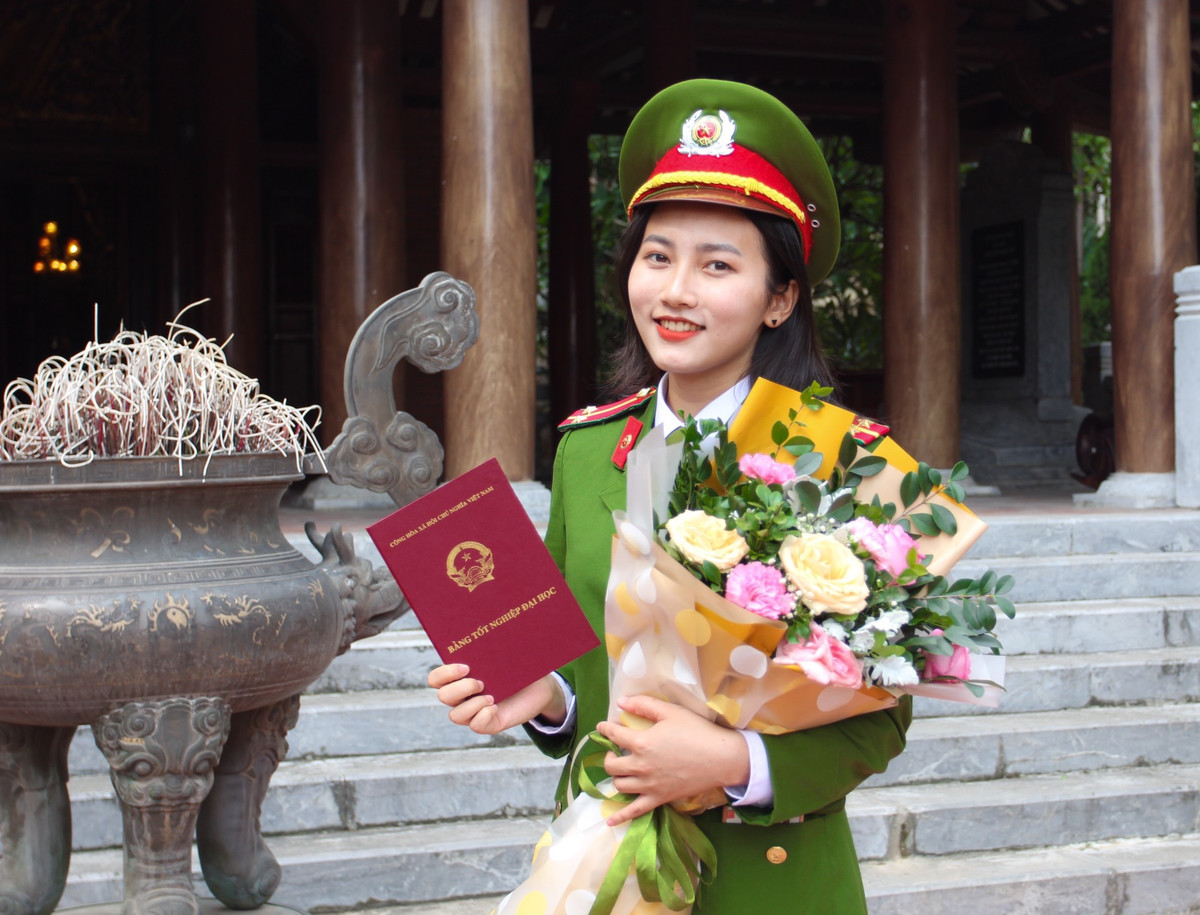  Nguyễn Hồng Phượng (sinh năm 1998, Vĩnh Phúc) là thí sinh có điểm tuyển sinh đầu vào cao nhất khối A1 của Học viện Cảnh sát nhân dân năm 2016. Sau 4 năm, cô lại được vinh danh là thủ khoa đầu ra với điểm trung bình tích lũy 3.76/4. Là một trong 8 sinh viên khóa D42 của Học viện Cảnh sát nhân dân tốt nghiệp loại xuất sắc, Phượng được phong hàm trung úy trước 2 năm. Cô nói với Zing bản thân rất vui khi nỗ lực suốt 4 năm qua được đền đáp xứng đáng.