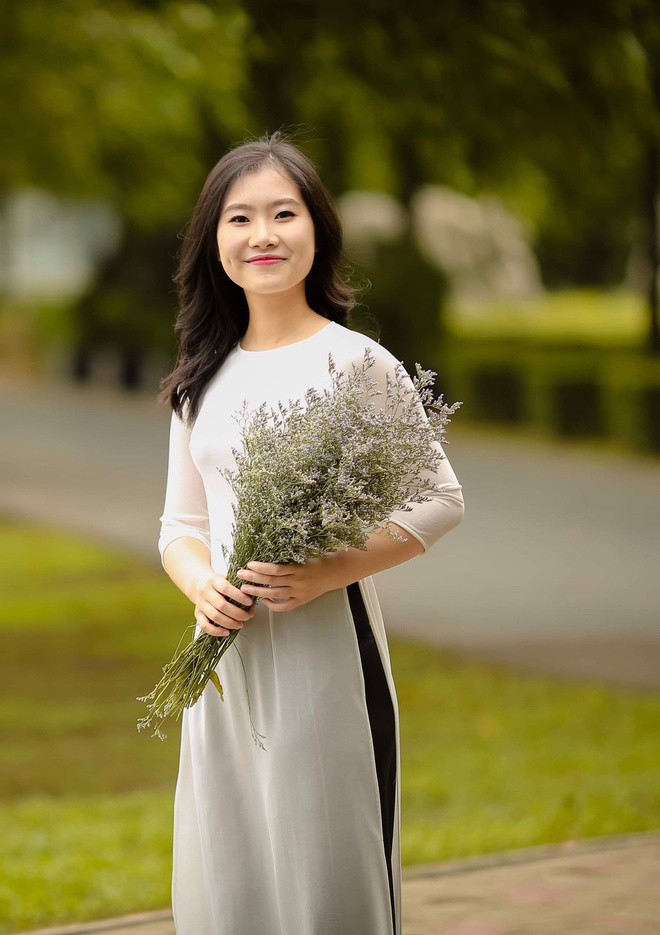 br/> Chia sẻ với Zing về cơ duyên theo học trường cảnh sát, Thùy Linh cho biết năm 2016, cô cùng lúc đỗ Học viện Cảnh sát nhân dân và ĐH Ngoại thương Hà Nội. Thế nhưng, nữ sinh lựa chọn vào trường cảnh sát theo nguyện vọng của gia đình. Ngày biết tin cùng lúc đỗ 2 trường đại học, nữ sinh Phú Thọ và gia đình đều bất ngờ, hạnh phúc. Linh cho biết khi được khoác bộ cảnh phục mơ ước lên người, cô rất hào hứng, chỉ muốn đi khoe khắp nơi, thấy nó như bộ đồ đẹp nhất của mình. Sắp tới, cô gái quê Phú Thọ nhận công tác tại Bộ tư lệnh Cảnh vệ - Bộ Công an.