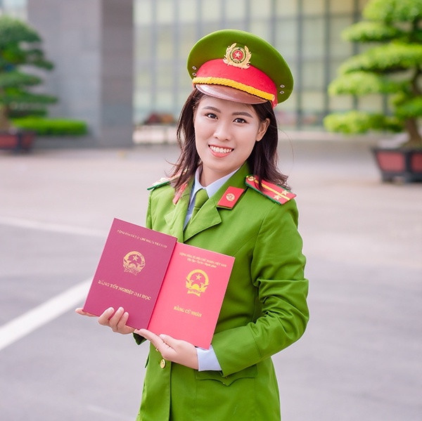 br/> Lê Thị Thủy Tiên (sinh năm 1998, Hà Tĩnh) là một trong 4 bạn đạt danh hiệu sinh viên xuất sắc toàn khóa 2016-2020 của Học viện Cảnh sát nhân dân, được Bộ Công an phong thăng hàm vượt cấp lên trung úy. 4 năm tại HV Cảnh sát nhân dân, Thủy Tiên liên tục là học viên xuất sắc, nhiều năm liền đại diện cho trường tham gia các hoạt động trao đổi sinh viên quốc tế tại Thái Lan, Trung Quốc. Bên cạnh đó, cô còn được chọn để tham gia Hội nghị Bộ Tư lệnh Cảnh sát Đông Nam Á “ASEANAPOL” do Bộ Công an tổ chức năm 2019. Những năm học phổ thông, nữ sinh đến từ Hà Tĩnh từng đoạt giải nhất môn Địa lý trong kỳ thi HSG cấp quốc gia.