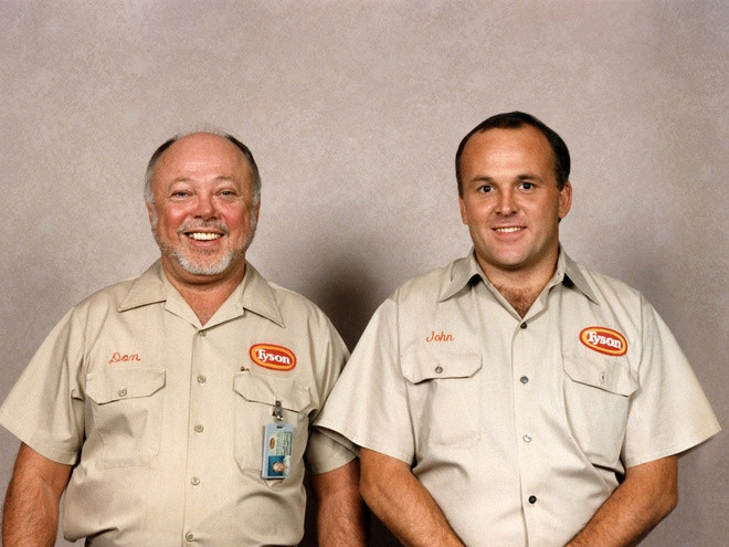 Vào cuối những năm 1990, Don Tyson nghỉ hưu, để con trai John H. Tyson (phải) tiếp quản vị trí chủ tịch hội đồng quản trị, trở thành thế hệ thứ ba của gia đình Tyson điều hành công ty. Ông trở thành CEO của công ty vào năm 2000.