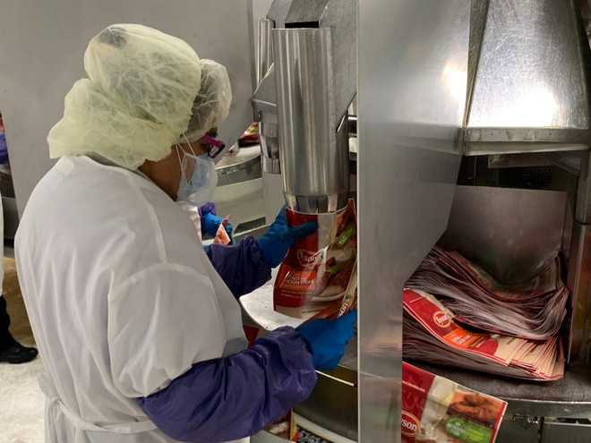 Ngày 26/4, Tyson Foods tung ra bài PR dài trên nhiều tờ báo lớn, trong đó chủ tịch tập đoàn cảnh báo rằng “chuỗi cung ứng thực phẩm của nước Mỹ đang bị phá vỡ”. “Chúng tôi có nhiệm vụ cung cấp thực phẩm cho cả đất nước. Thực phẩm cũng thiết yếu như y tế vậy. Các nhà máy của chúng tôi phải duy trì hoạt động để có thể cung cấp thực phẩm cho các gia đình Mỹ", Chủ tịch John H. Tyson nhấn mạnh. Hai ngày sau đó, Tổng thống Mỹ Donald Trump đã ký lệnh cho phép các nhà máy chế biến thịt duy trì hoạt động theo Đạo luật Sản xuất Quốc phòng.