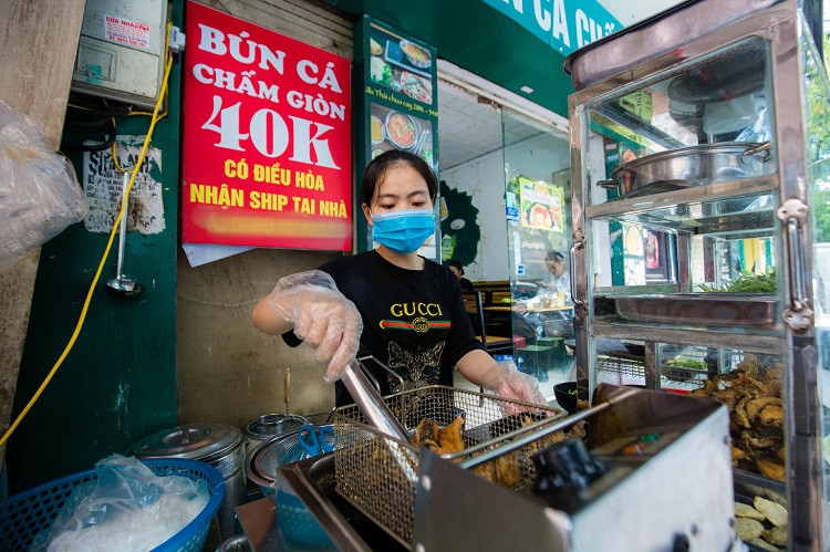 Quan bun ca ban khach toi an xep hang nhu thoi bao cap