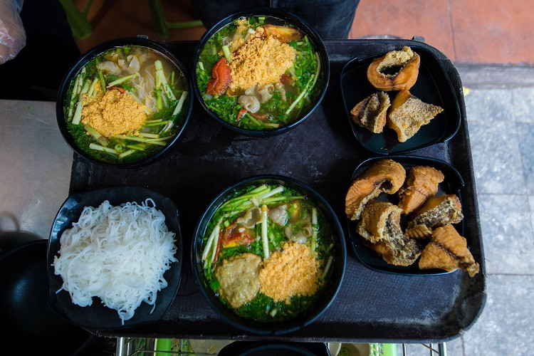 Quan bun ca ban khach toi an xep hang nhu thoi bao cap-Hinh-4