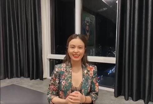 Ngắm nhà Hoàng Thùy Linh Hoàng Thùy Linh vốn là một nghệ sĩ kín tiếng, cô rất ít chia sẻ đời sống riêng tư của mình tới công chúng. Nhất là cô cũng chưa bao giờ khoe khối tài sản mình kiếm được sau rất nhiều năm làm nghề bền bỉ nên ít ai ngờ cô ca sĩ này lại có khối tài sản kếch xù tới vậy.