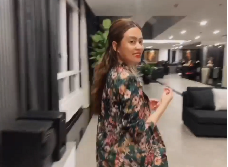 Ngắm nhà rộng như trung tâm thương mại của Hoàng Thùy Linh Ca sĩ "Để Mị nói cho mà nghe" để riêng cho mình một không gian trưng bày các cúp giải thưởng, các sản phẩm album ca nhạc của mình. Đây là nơi lưu giữ những kỉ niệm của cô với nghề mà mình găn bó hơn chục năm qua. Trong đó, 2019 chính là một năm mà nữ ca sĩ đại thắng với ca khúc "Để Mị nói cho mà nghe" thắng 7/7 hạng mục được đề cử tại giải thưởng Làn Sóng Xanh 2019, tiếp tục rinh 4 giải Cống Hiến 2020, làm ai cũng nể phục.