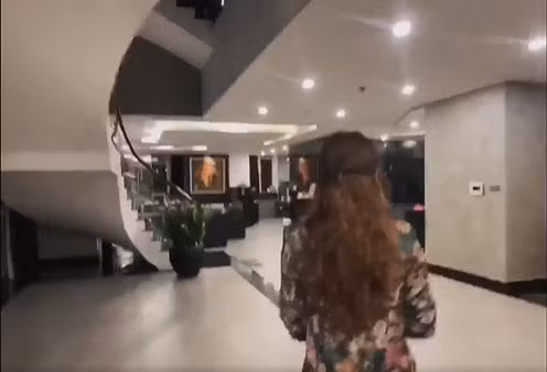 Một ngôi nhà rộng hiện dịa đi mãi không hết đất của Hoàng Thùy Linh Trong căn nhà được nữ chủ nhân thiết kế với nội thất chủ đạo là màu đen trắng kết hợp tinh tế làm nổi bật những nét đẹp vốn có của mình. Nữ ca sĩ có phòng làm việc của Hoàng Thùy Linh ở tầng 2 với lối cầu thang lên lầu cũng rộng thênh thang.