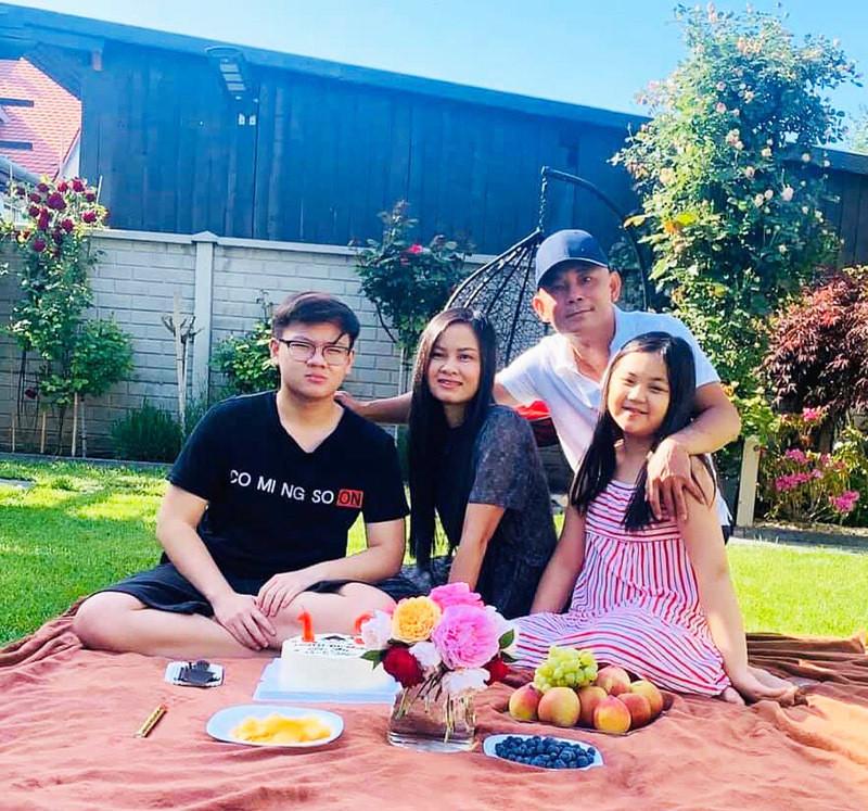 Gia đình anh Song cũng thường tổ chức các bữa tiệc ngoài trời như thế này. "Cả ngày, các thành viên trong gia đình đều theo đuổi đam mê, công việc và học hành nhưng khi trở về nhà lại cùng quây quần bên khu vườn nhỏ ngát hương. Đó là những khoảnh khắc đẹp mà tôi và vợ cùng các con luôn luôn lưu giữ", anh Song nói.