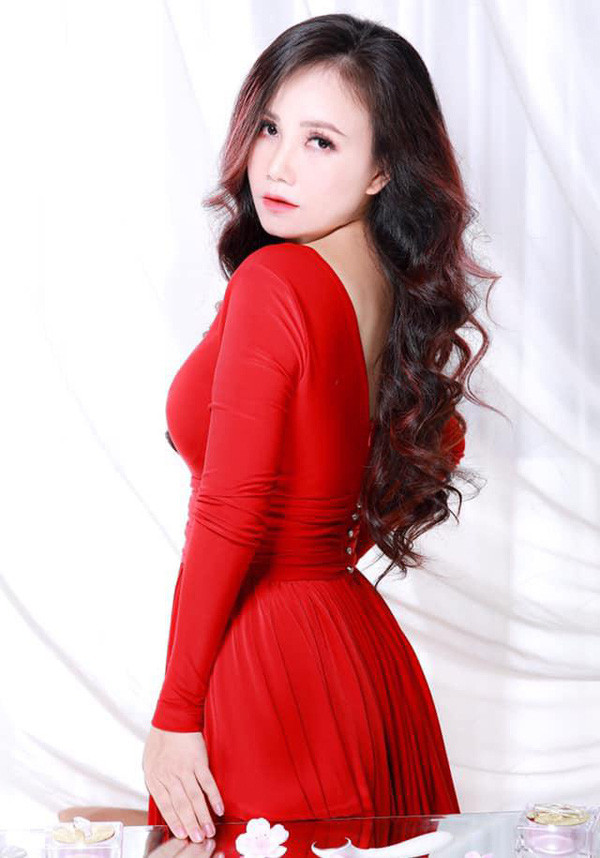 Hoang Yen: Nu dien vien hai duy nhat tu tin voi chuyen 4 doi chong-Hinh-3