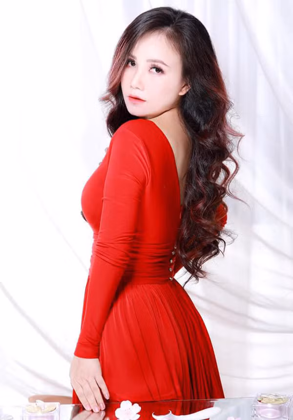 Hoang Yen: Nu dien vien hai duy nhat tu tin voi chuyen 4 doi chong-Hinh-3