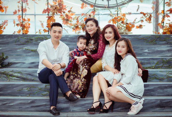 Hoang Yen: Nu dien vien hai duy nhat tu tin voi chuyen 4 doi chong-Hinh-4