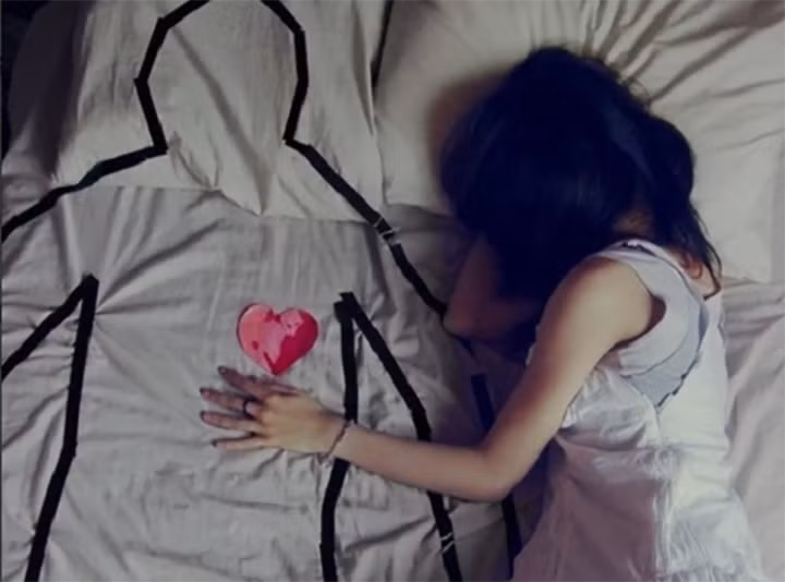 Nhin thay nguoi dan ong ay trong nha nguoi yeu, ban trai doi huy hon