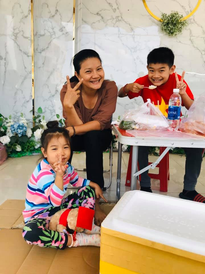 Kieu Trinh phai mang theo con nho, lan loc o truong quay-Hinh-2