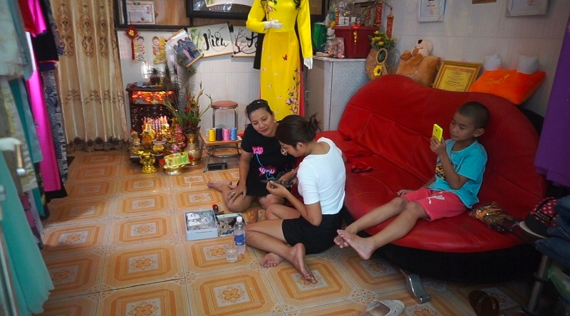 Kieu Trinh phai mang theo con nho, lan loc o truong quay-Hinh-3