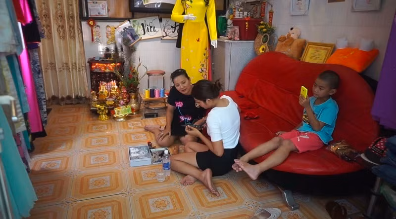 Kieu Trinh phai mang theo con nho, lan loc o truong quay-Hinh-3