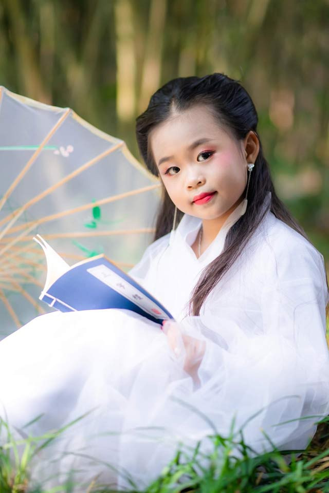 Bé Trần Hà Phương Linh sinh ngày 15/9/2011 hiện đang học tại 3B Trường tiểu học Trung Thành - Gia Lâm - Hà Nội. Phương Linh có khả năng nhảy múa, chơi đàn piano và mẫu. Cô bé thường xuyên tham gia các chương trình biểu diễn thời trang lớn của Hà Nội. Phương Linh từng giành cúp tài năng xuất sắc tại giải thưởng Gold Star Awards 2019 do mạng lưới kết nối tài năng lớn nhất Việt Nam tổ chức. Linh cũng là gương mặt ấn tượng tại các Festival thời trang và Fashion Show của nhiều nhà thiết kế tên tuổi. Các chương trình mà cô bé từng tham gia và để lại ấn tương như: The Secret Garden, Sao nhí tỏa sáng, Đẹp và phong cách (phát sóng truyền hình Hà Nội)... 