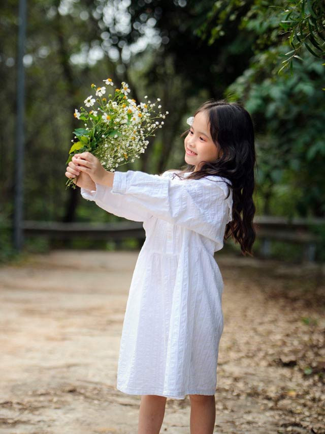 Bé Nguyễn Nhật Linh tên thường gọi là Sunny, sinh năm 2013 hiện đang học lớp 1G Trường tiểu học Lê Mao - Thành phố Vinh - Tỉnh Nghệ An. Là con út trong gia đình có 2 chị em, bố mẹ đều không theo nghệ thuật nhưng Nhật Linh có khả năng nhảy múa, biểu diễn thời trang, vẽ tranh. Đặc biệt cô bé có năng khiếu kể chuyện rất hay và truyền cảm. Nhật Linh được gia đình tạo điều kiện và ủng hộ niềm đam mê nghệ thuật, cô bé tham gia rất nhiều hoạt động biểu diễn của địa phương. Gương mặt xinh xắn, nụ cười hồn nhiên dễ thương giúp Nhật Linh trở thành một gương mặt mẫu ảnh rất đắt show. Cô bé được mời tham gia nhiều concept ảnh của các nhiếp ảnh gia. Ước mơ của Linh sau này sẽ trở thành một chiến sĩ công an. 