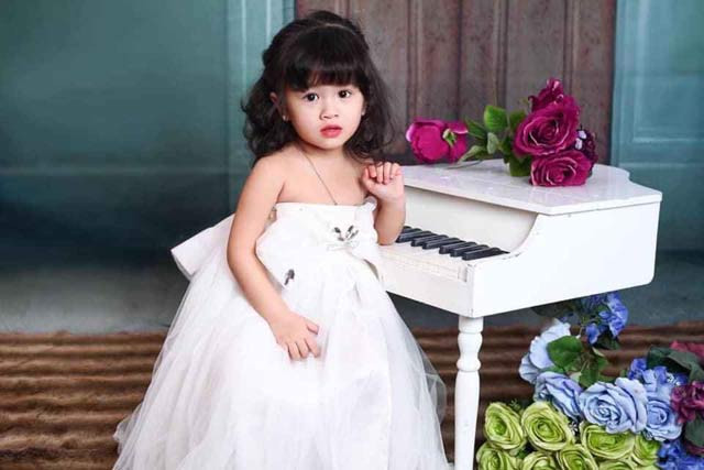 Bé Dương Quỳnh Chi sinh ngày 1/9/2013 hiện đang học lớp 1A1 Trường tiểu học Tây Đằng A - Ba Vì - Hà Nội. Là chị cả trong gia đình có hai chị em, bố mẹ đều là cán bộ công chức của bưu điện, Quỳnh Chi có khả năng nhảy múa và mẫu ảnh. Với gương mặt xinh xắn, đôi mắt đèn tròn long lanh, Quỳnh Chi rất hợp với những bộ váy công chúa. Cô bé nhận được nhiều lời mời chụp mẫu cho các thương hiệu thời trang lớn. Cô bé được gọi là búp bê ảnh bởi ngoại hình siêu dễ thương. Ước mơ của Chi sau này sẽ trở thành một người mẫu hoặc một diễn viên múa chuyên nghiệp.