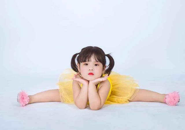 Bé Nguyễn Phương Anh sinh ngày 10/11/2016 hiện đang học lớp 3 tuổi Trường Mầm non An Sinh - Thị xã Kinh Môn - Tỉnh Hải Dương. Là con một trong gia đình, bố là công nhân, mẹ là giáo viên dạy múa kiêm chủ nhiệm CLB Khánh Hảo Dance Club, từ nhỏ Phương Anh đã được mẹ dạy nhảy múa và cho đi biểu diễn các chương trình lớn nhỏ, vì vậy Phương Anh rất tự tin trước ống kính. Cô bé luôn làm nóng sân khấu bởi động tác chuyên nghiệp cùng biểu cảm siêu yêu. Ước mơ của Phương Anh sau này sẽ trở thành biên đạo múa, người mẫu chuyên nghiệp hoặc là một họa sĩ. Phương Anh hiện đang là tài năng nhí nổi bật của Hải Dương. 