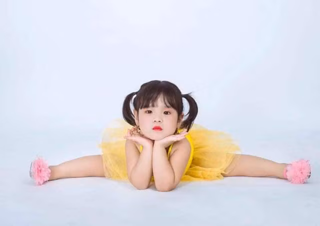 Bé Nguyễn Phương Anh sinh ngày 10/11/2016 hiện đang học lớp 3 tuổi Trường Mầm non An Sinh - Thị xã Kinh Môn - Tỉnh Hải Dương. Là con một trong gia đình, bố là công nhân, mẹ là giáo viên dạy múa kiêm chủ nhiệm CLB Khánh Hảo Dance Club, từ nhỏ Phương Anh đã được mẹ dạy nhảy múa và cho đi biểu diễn các chương trình lớn nhỏ, vì vậy Phương Anh rất tự tin trước ống kính. Cô bé luôn làm nóng sân khấu bởi động tác chuyên nghiệp cùng biểu cảm siêu yêu. Ước mơ của Phương Anh sau này sẽ trở thành biên đạo múa, người mẫu chuyên nghiệp hoặc là một họa sĩ. Phương Anh hiện đang là tài năng nhí nổi bật của Hải Dương. 