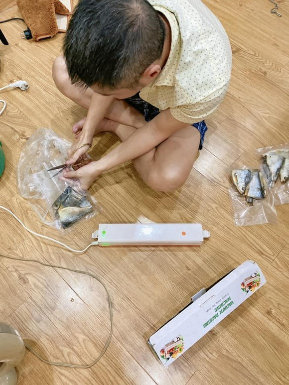 Cong Ly van thoai mai de ban gai sai vat the nay day-Hinh-4