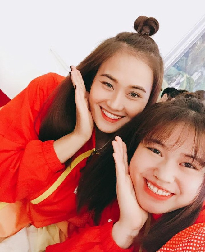 Cô gái quê Phú Thọ luôn thể hiện sự nhí nhảnh đáng yêu và thi đấu lăn xả trên sân đấu. Tại VTV Cup 2015, Linh Chi nhận giải "Hoa khôi". Cô cùng tuyển Việt Nam lên ngôi tại giải đấu này 2 lần vào các năm 2014, 2018. Ảnh: FBNV.