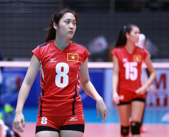  Trần Việt Hương: Phụ công trẻ khoác áo đội U19 và U23 Việt Nam. Tại giải U23 châu Á năm 2017 trên đất Thái Lan, cô gái xinh đẹp này tạo nên cơn sốt với khán giả. Cô từng nhận danh hiệu "Hoa khôi" tại giải trẻ toàn quốc và đang dần khẳng định vị trí trong đội một của CLB quân đội. Ảnh: SMM Volleyball.