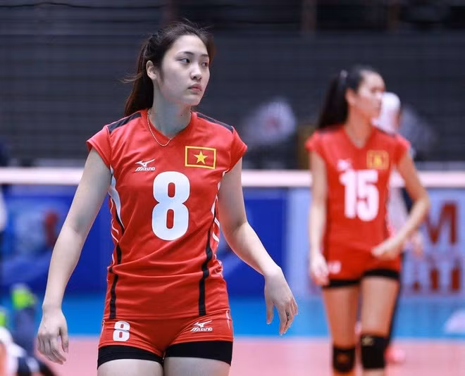  Trần Việt Hương: Phụ công trẻ khoác áo đội U19 và U23 Việt Nam. Tại giải U23 châu Á năm 2017 trên đất Thái Lan, cô gái xinh đẹp này tạo nên cơn sốt với khán giả. Cô từng nhận danh hiệu "Hoa khôi" tại giải trẻ toàn quốc và đang dần khẳng định vị trí trong đội một của CLB quân đội. Ảnh: SMM Volleyball.