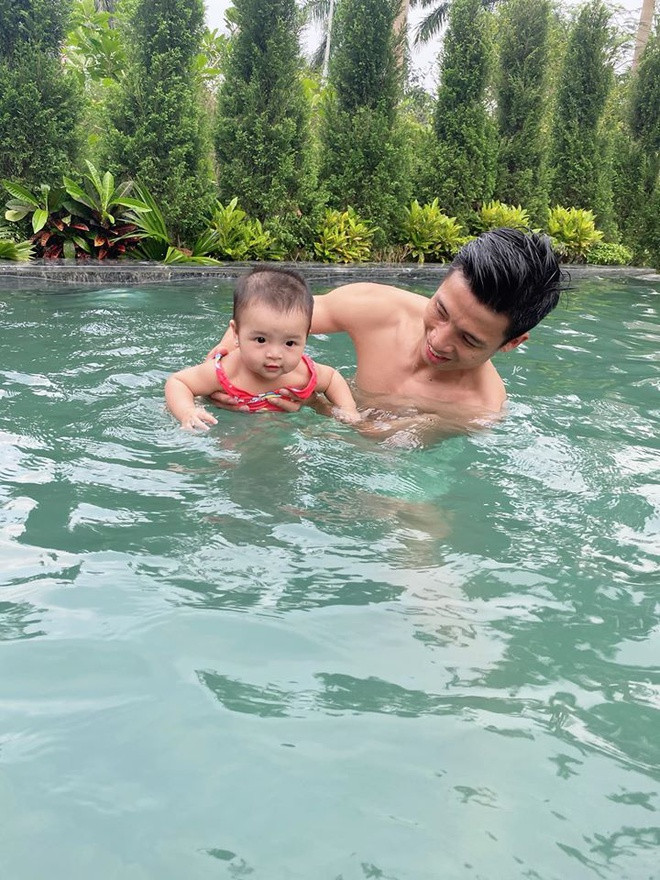 Chưa tròn một tuổi, Sushi đã được gia đình đưa đi du lịch nhiều nơi, cùng mẹ đến sân xem bố tập luyện, thi đấu. "Cuộc sống ngoài kia bao la biển lớn. Con gái à, hãy yên tâm và vững bước vì luôn luôn có bố mẹ ở đằng sau đồng hành cùng con thực hiện mọi ước mơ", Tiến Dũng mới đây nhắn nhủ ngọt ngào đến con gái trên trang cá nhân.