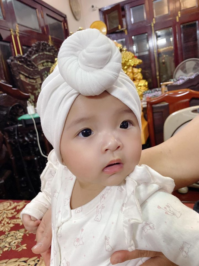 Ngay từ nhỏ, Sushi đã được mẹ ăn diện cho nhiều bộ đồ xịn sò của các thương hiệu thời trang nổi tiếng. Mỗi lần xuất hiện, "công chúa nhỏ" của nhà Tiến Dũng - Khánh Linh lại "đốn tim" dân mạng bằng vẻ ngoài xinh xắn, đáng yêu.