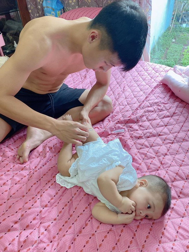 Trong đội tuyển Việt Nam, Bùi Tiến Dũng, Quế Ngọc Hải, Đỗ Hùng Dũng là bộ 3 cầu thủ nổi tiếng chăm con khéo, được dân mạng mệnh danh là những "ông bố quốc dân". Trên trang cá nhân, Khánh Linh thường xuyên đăng tải hình ảnh Tiến Dũng phụ giúp cô bán hàng, làm công việc nhà, chăm sóc Sushi trong thời gian nghỉ thi đấu, cùng những lời khen "có cánh" dành cho chồng.