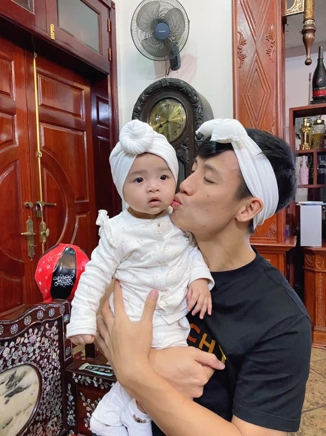 Trên trang cá nhân, trung vệ tuyển Việt Nam khoe nhiều ảnh cùng con tạo dáng hay làm biểu cảm mặt xấu hài hước. Bà xã của nam cầu thủ cũng phải thừa nhận bản thân lắm khi cảm thấy bị cho "ra rìa" vì độ quấn quýt của hai cha con.