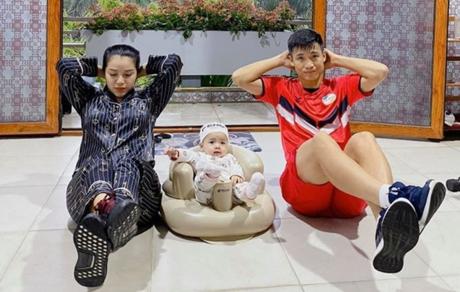 Trên mạng xã hội, Tiến Dũng và Khánh Linh cũng thường xuyên đăng tải hình ảnh của con gái đầu lòng. Từ lúc mới sinh cho đến tiệc đầy tháng, hình ảnh đi chơi cùng gia đình của Sushi luôn được cặp vợ chồng cầu thủ thoải mái chia sẻ lên trang cá nhân.