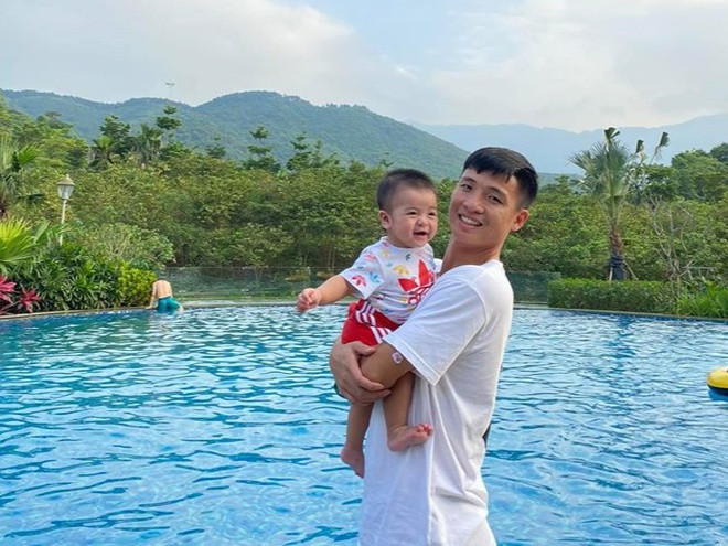 Sushi vừa tròn 7 tháng tuổi, ngày càng bụ bẫm, đáng yêu và được dân mạng khen "giống bố như đúc", từ đường nét khuôn mặt, nụ cười cho đến nước da. Nhiều người thậm chí còn tìm lại những bức ảnh chụp lúc nhỏ của Tiến Dũng để so sánh với hình ảnh bé Sushi hiện tại.