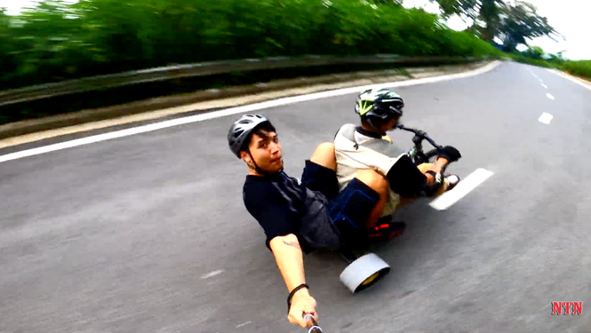 YouTuber NTN tha doc mao hiem bang xe cut kit tu dinh nui-Hinh-3