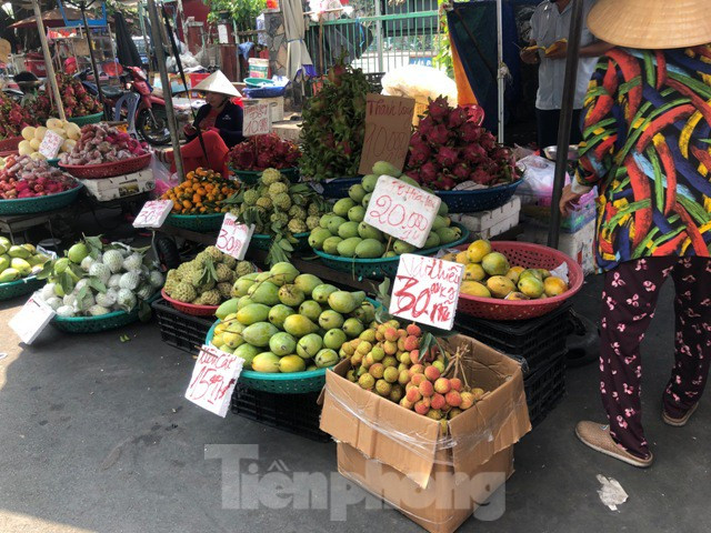 ##s###Tại nhiều chợ như Phạm Văn Hai (Q.Tân Bình), Hồ Học Lãm, An Dương Vương (Q.Bình Tân), Nguyễn Văn Trỗi (Q.3)... người bán nhiều hơn người mua