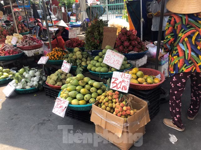 Tại nhiều chợ như Phạm Văn Hai (Q.Tân Bình), Hồ Học Lãm, An Dương Vương (Q.Bình Tân), Nguyễn Văn Trỗi (Q.3)... người bán nhiều hơn người mua