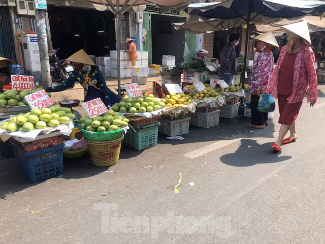 Lý do được đưa ra là người dân hạn chế ra chợ khi thực hiện "cách ly xã hội". Những người còn đến chợ chủ yếu mua rau củ, thịt cá chứ ít ai mua trái cây.