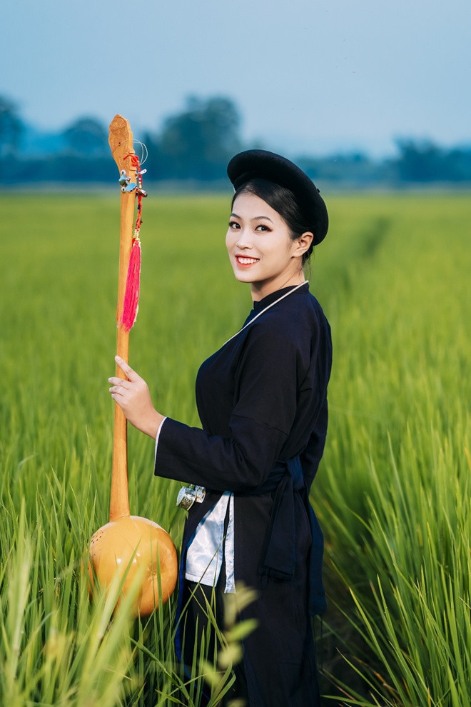 Không chỉ sở hữu nhan sắc xinh đẹp, nữ cảnh sát dân tộc Tày còn có nhiều tài lẻ khiến nhiều người ngưỡng mộ. Bên cạnh biết võ thuật, bắn súng, Ngọc Anh còn có khả năng hát, múa, chơi guitar, nhạc cụ dân tộc.