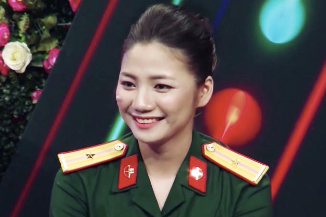  Nguyễn Thị Thu Hiền (sinh năm 1997, quê Vĩnh Phúc) là nữ thiếu úy xinh đẹp từng gây chú ý trên mạng khi xuất hiện trong chương trình Bạn muốn hẹn hò số đặc biệt dành cho quân nhân chuyên nghiệp.