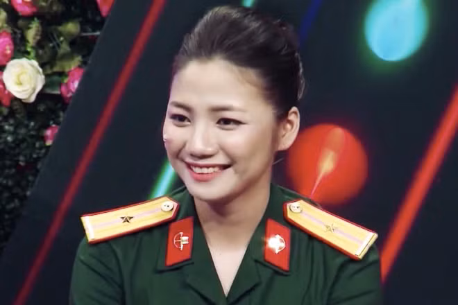  Nguyễn Thị Thu Hiền (sinh năm 1997, quê Vĩnh Phúc) là nữ thiếu úy xinh đẹp từng gây chú ý trên mạng khi xuất hiện trong chương trình Bạn muốn hẹn hò số đặc biệt dành cho quân nhân chuyên nghiệp.