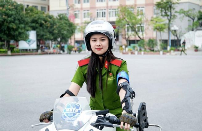  Phạm Hồng Thủy (25 tuổi, đến từ TP.HCM) từng trở thành tâm điểm trên mạng với hình ảnh mặc quân phục biểu diễn lái xe phân khối lớn. Cựu hot girl Học viện Cảnh sát Nhân dân sở hữu nhan sắc ngọt ngào, nụ cười tươi và thân hình mảnh mai.