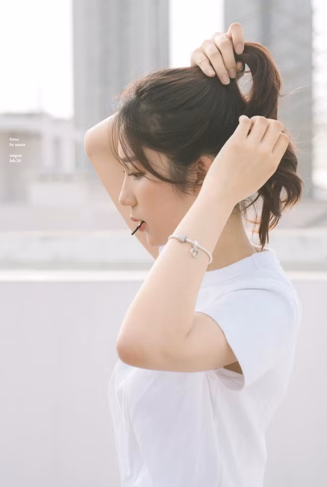 Nhiều người cho rằng vẻ ngoài của 9X khá giống với hot girl Hàn Quốc. Hiện trang cá nhân của Mina có hơn 258.000 người theo dõi. Mỗi bài đăng của cô đều nhận được hàng chục nghìn lượt thích và nhiều bình luận khen ngợi nhan sắc.