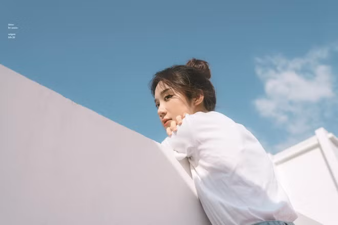 Mina đam mê âm nhạc từ bé và từng tham gia nhiều CLB tại phường, thành phố. Cô cũng thường cover các hit mới và đăng tải lên mạng. Chia sẻ với Zing.vn, cô cho biết người thân từng không vui khi cô theo đuổi công việc trong ngành quân đội. "Với quyết tâm thực hiện ước mơ nên mình đã tự ý thi vào ĐH Văn hóa Nghệ thuật Quân đội. Cuối cùng gia đình cũng dần hiểu và thông cảm", 9X cho biết.