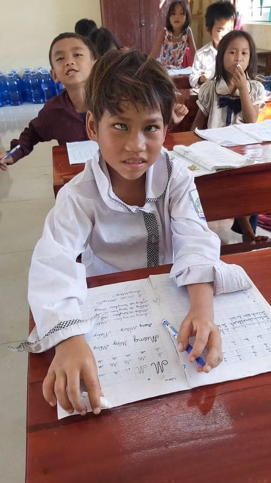 Nghi luc cua co hoc tro 8 tuoi bi di tat o mat