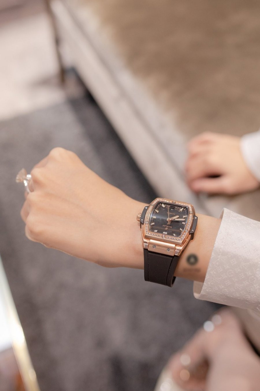 Fan đang gặp cú sốc liên hoàn đến từ đại gia Hương Giang - Hình 3 Fan dang gap cu soc lien hoan den tu dai gia Huong Giang-Hinh-3