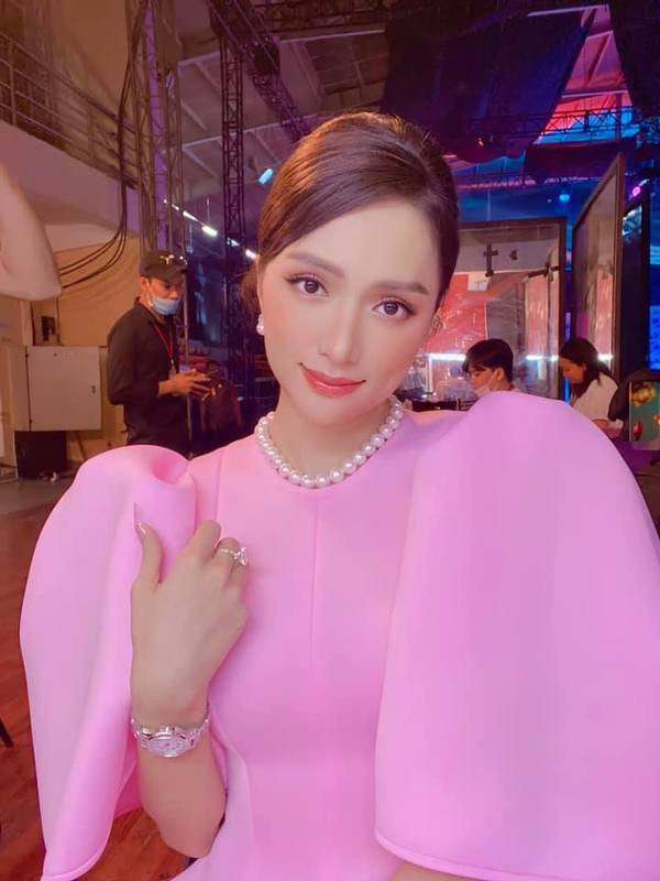 Fan đang gặp cú sốc liên hoàn đến từ đại gia Hương Giang Fan dang gap cu soc lien hoan den tu dai gia Huong Giang