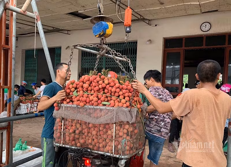 Khu cho dai 20km, 4.000 ty trao tay qua mau giay nho-Hinh-9