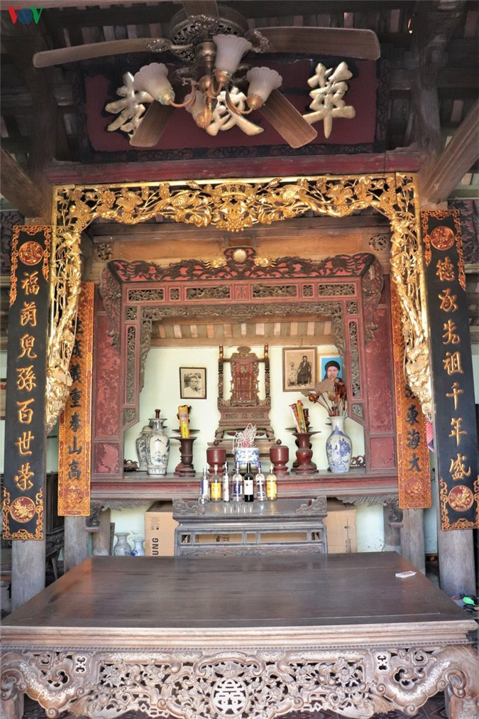 Ngôi nhà cổ gần 200 tuổi chứa bảo vật dát vàng tại Hà Nội ảnh 4 Ngôi nhà cổ gần 200 tuổi chứa bảo vật dát vàng tại Hà Nội ảnh 4