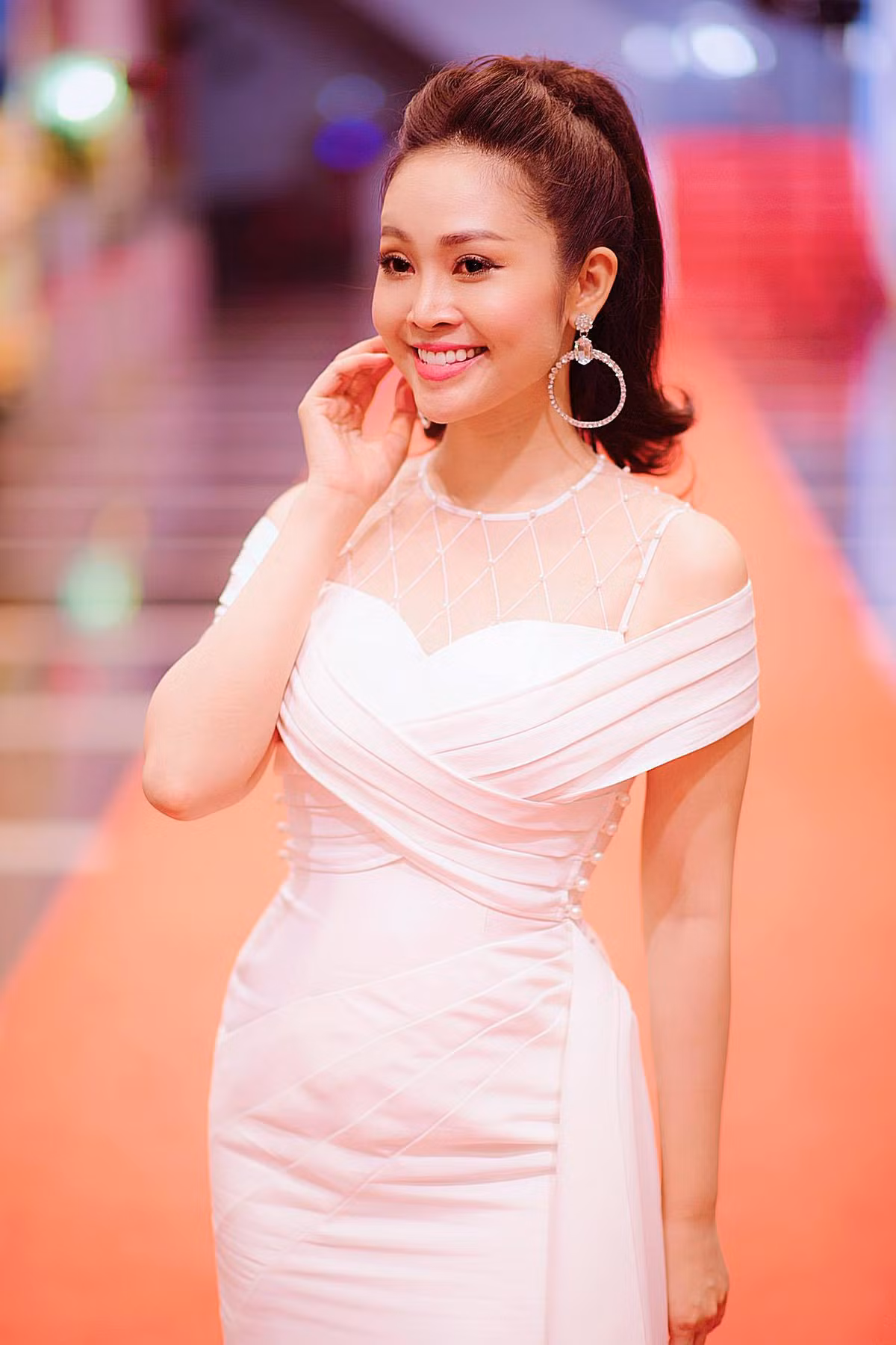 Nu MC VTV se ket hon truoc Tet voi ban trai kem 5 tuoi-Hinh-2