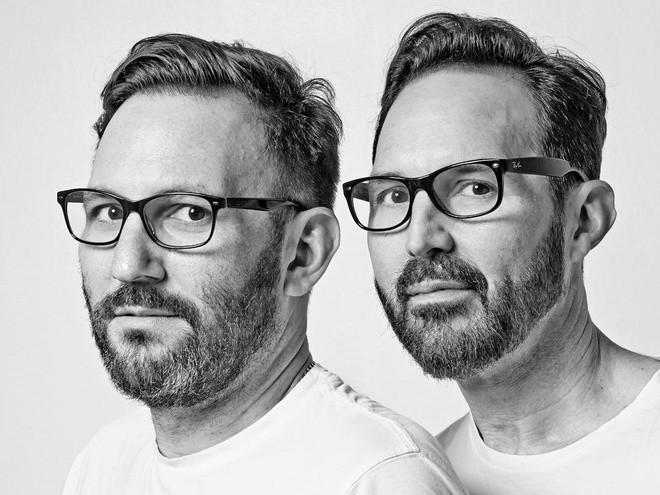 Những nhân vật trong ảnh được Brunelle yêu cầu mặc cùng loại trang phục, phụ kiện. Họ cũng đứng gần và chạm vào nhau khi chụp ảnh để trông thân thiết và gắn kết hơn. Nhìn những bức ảnh này, ít ai có thể biết được đây là lần đâu tiên những người này gặp nhau.